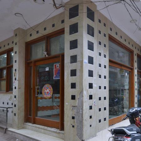Family Hotel By Pg International Új-Delhi Kültér fotó