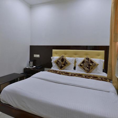 Family Hotel By Pg International Új-Delhi Kültér fotó