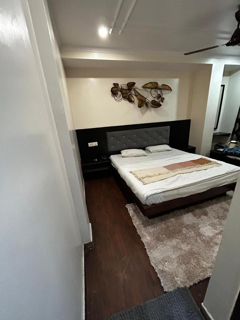 Family Hotel By Pg International Új-Delhi Kültér fotó