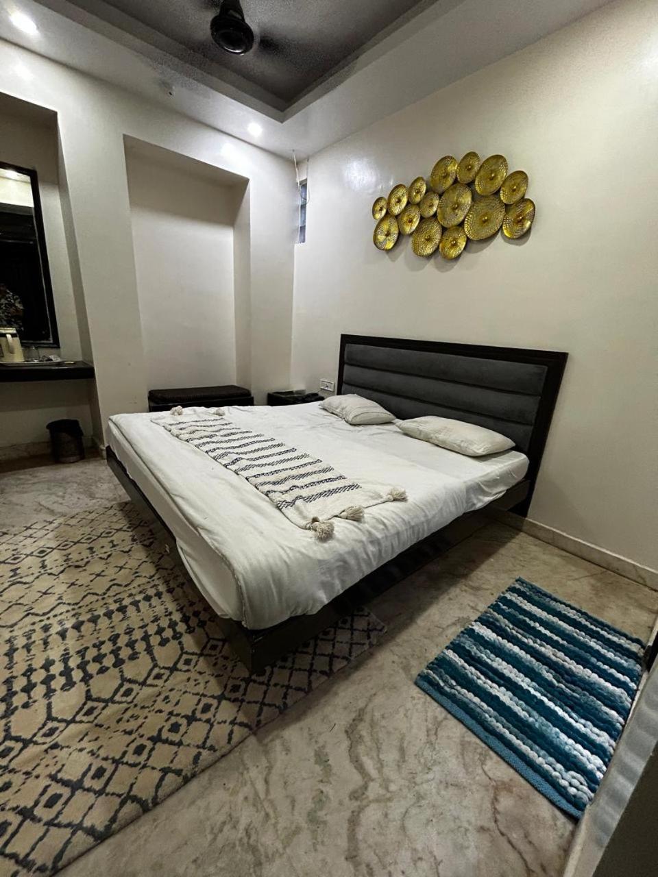 Family Hotel By Pg International Új-Delhi Kültér fotó