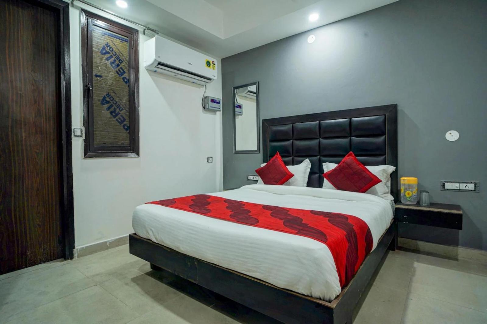 Family Hotel By Pg International Új-Delhi Kültér fotó