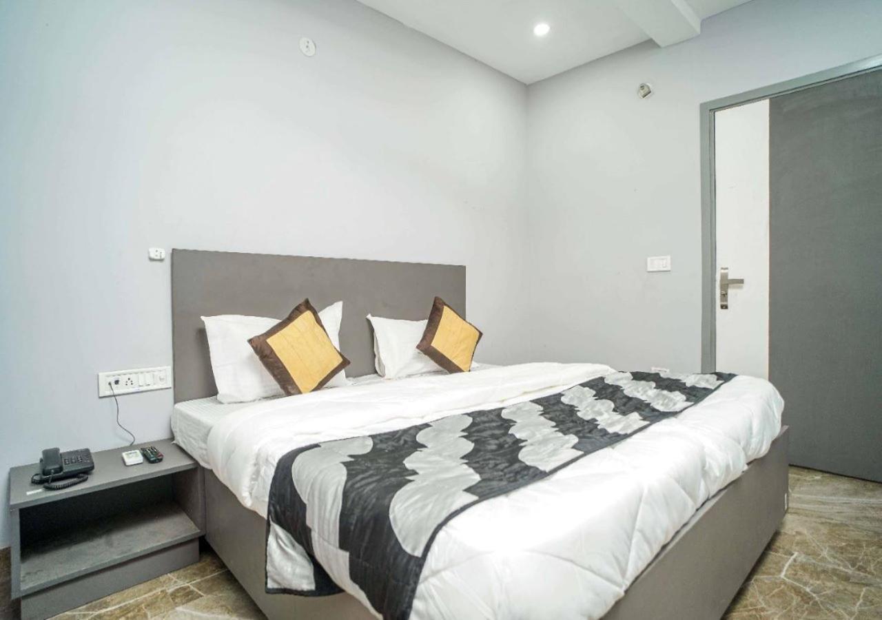 Family Hotel By Pg International Új-Delhi Kültér fotó